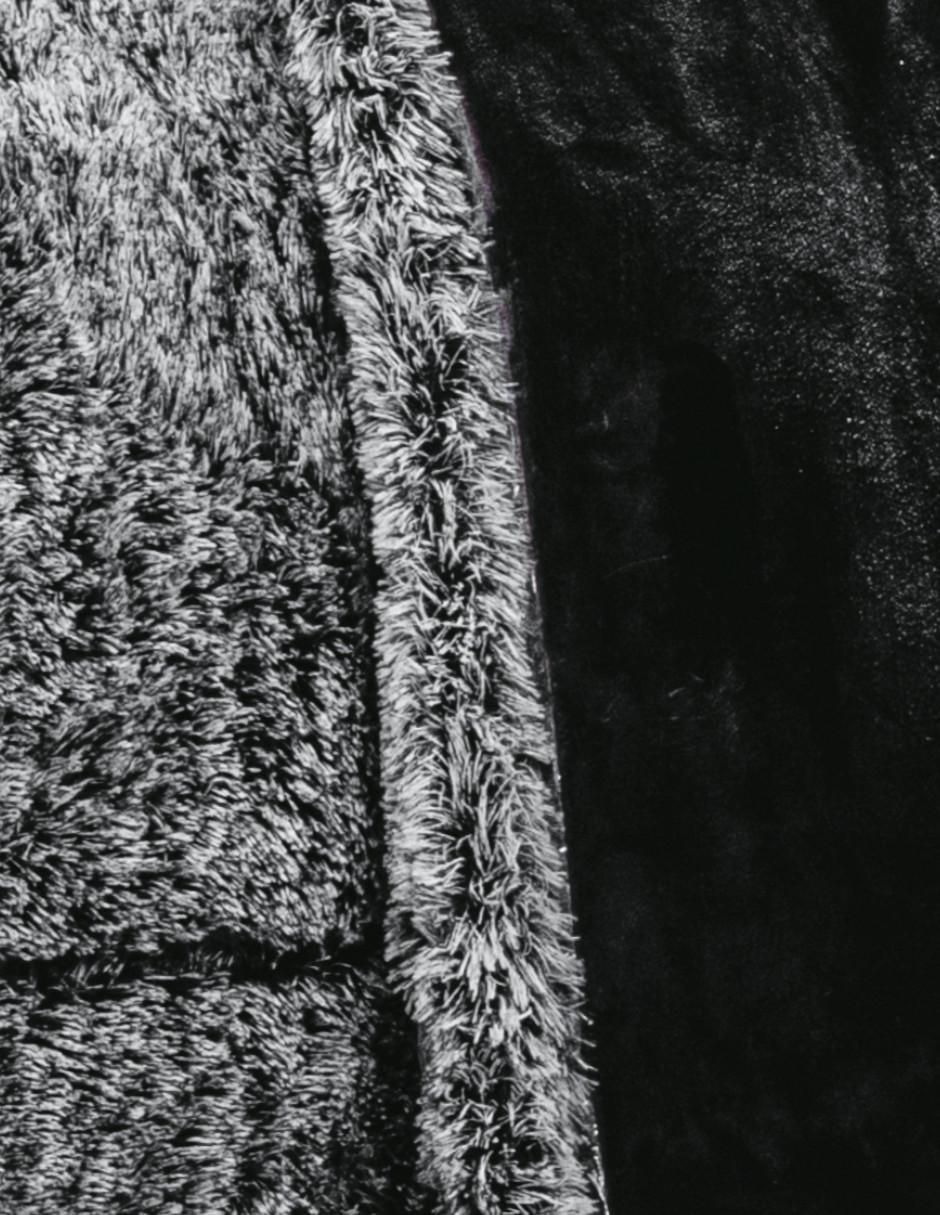 Gris obscuro